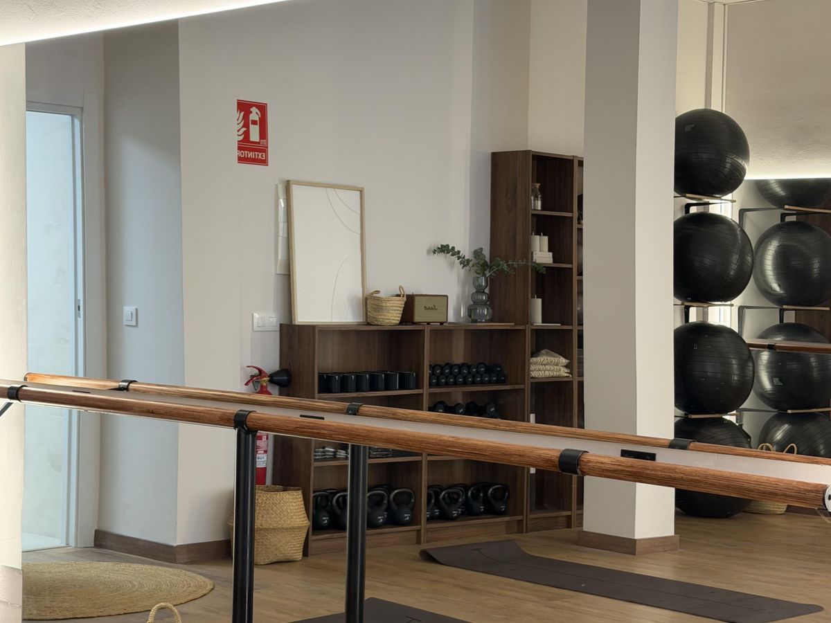 Las barras de madera de la sala, con esterillas y cestas de esparto preparadas para la clase